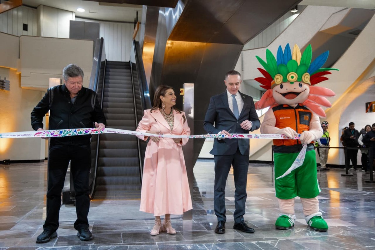 Corte de listón en la estación Camarones de la Línea 7. | Especial