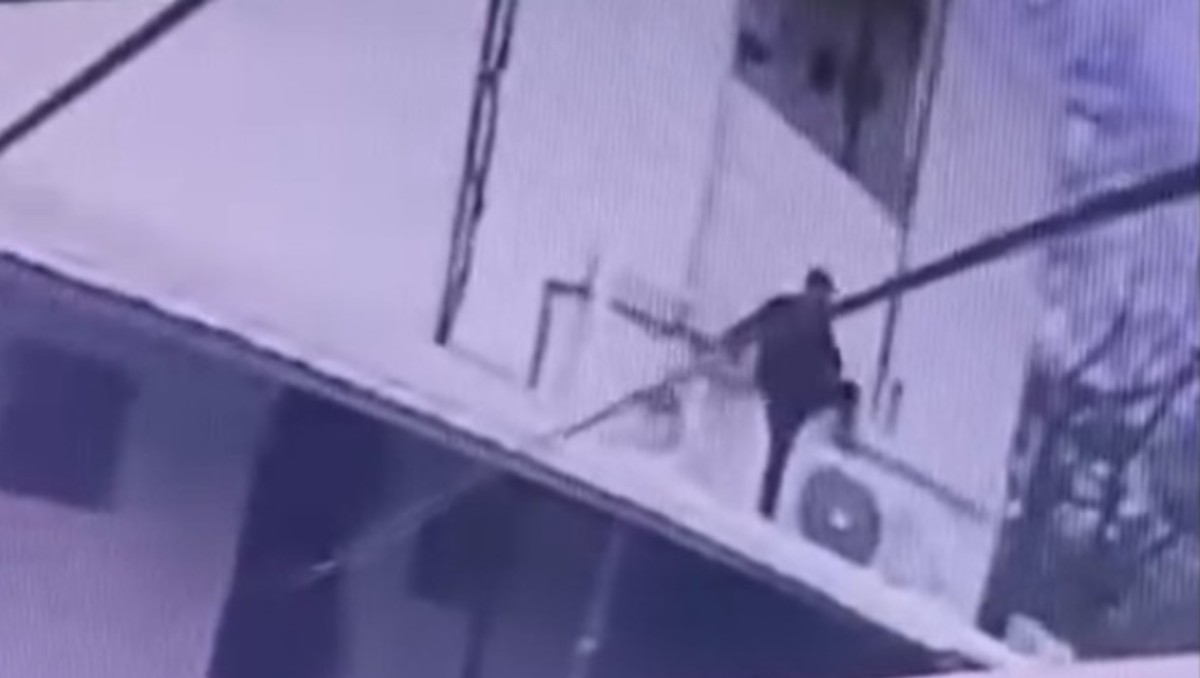 El delincuente fue sorprendido por trabajadores del lugar. Foto: Especial