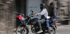 El alcalde hizo un llamado a representantes de las agencias que comercializan estas unidades a que, cuando realicen una venta, salgan con placas de circulación.