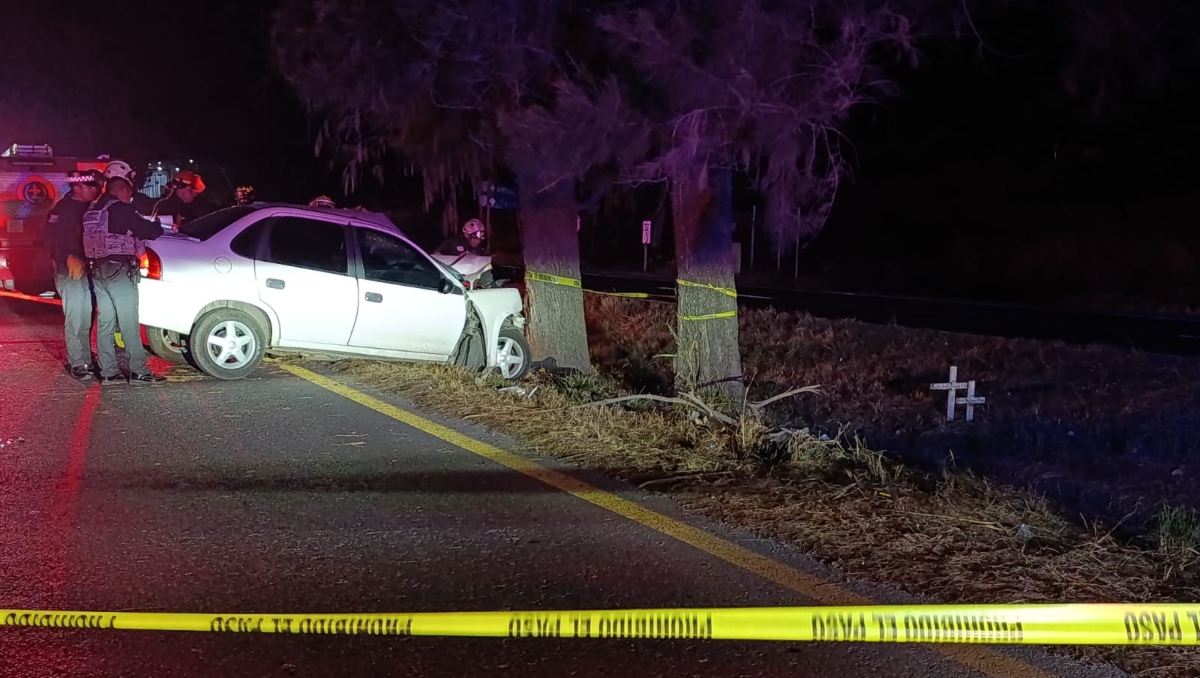 La mujer quedó prensada luego de perder el control de su vehículo e impactarse contra un árbol (Foto: Vicente Torres Alfaro)