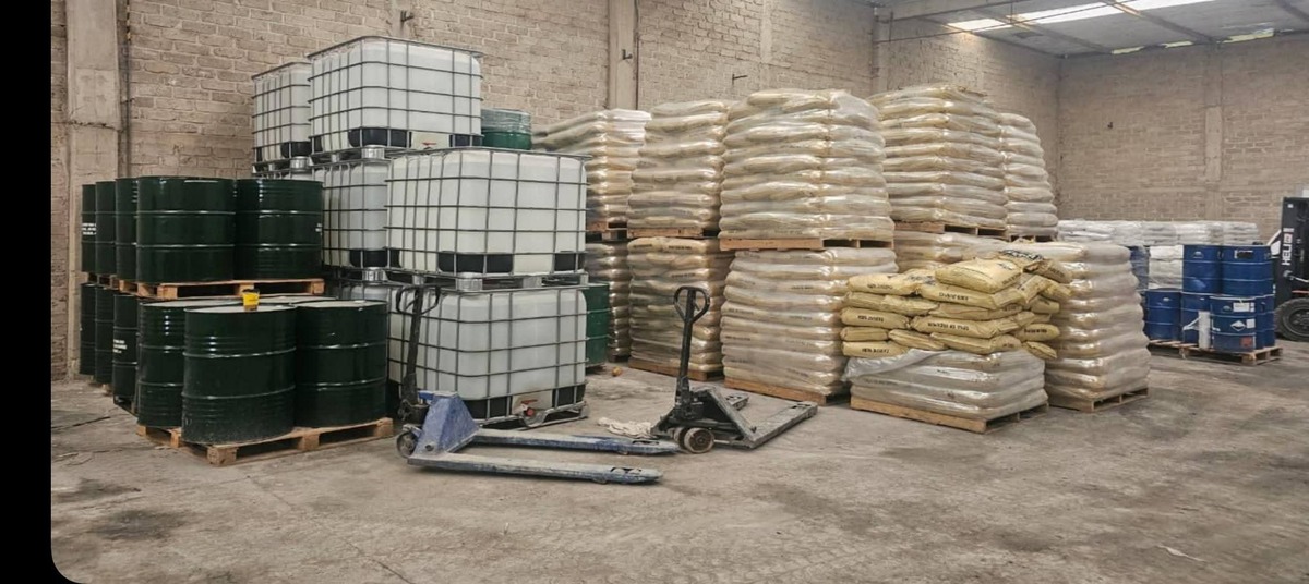 Durante el operativo se aseguraron 10 mil 200 litros y 14 mil 223 kilos de precursores químicos para la elaboración de drogas sintética. | Especial