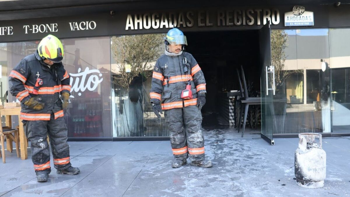 Se registra fuerte incendio en local de comida en Zapopan; evacuan a 100 personas (Juan Carlos Munguía)