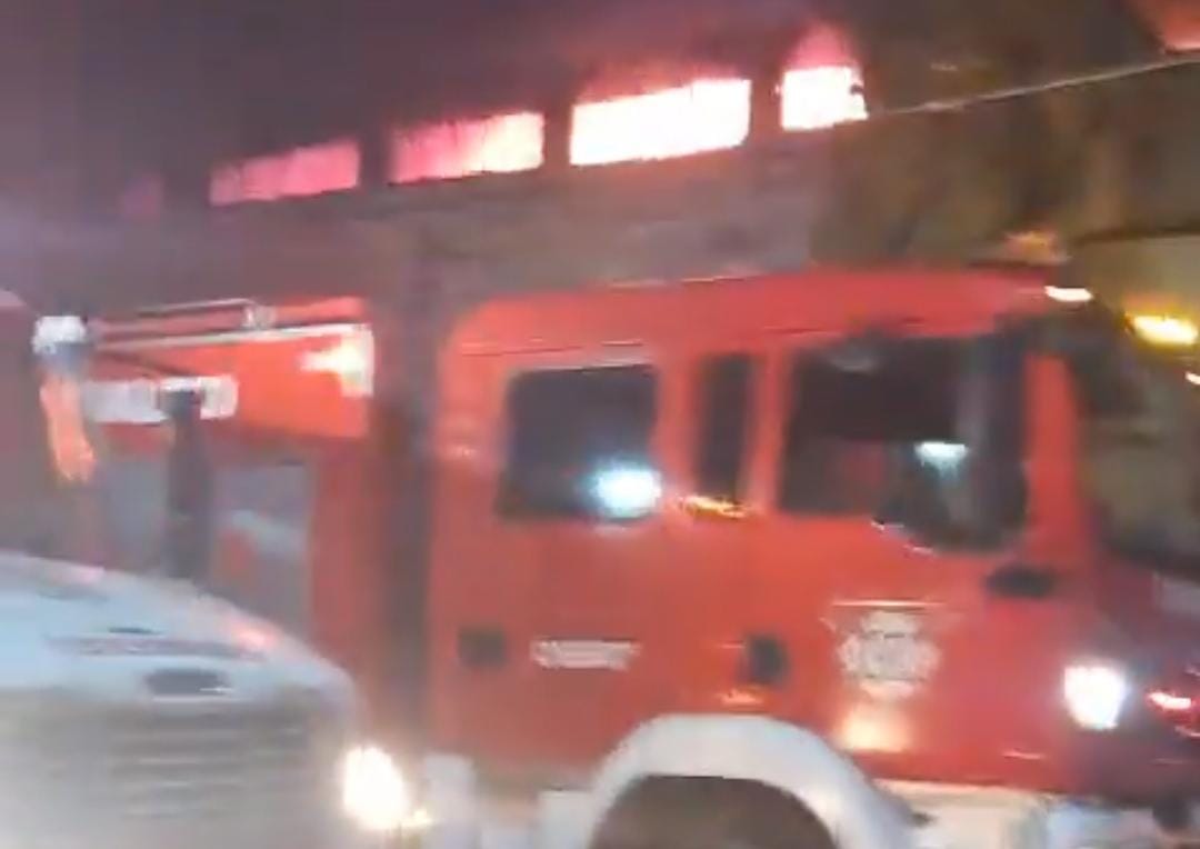 Se reporta la presencia de bomberos en la zona.