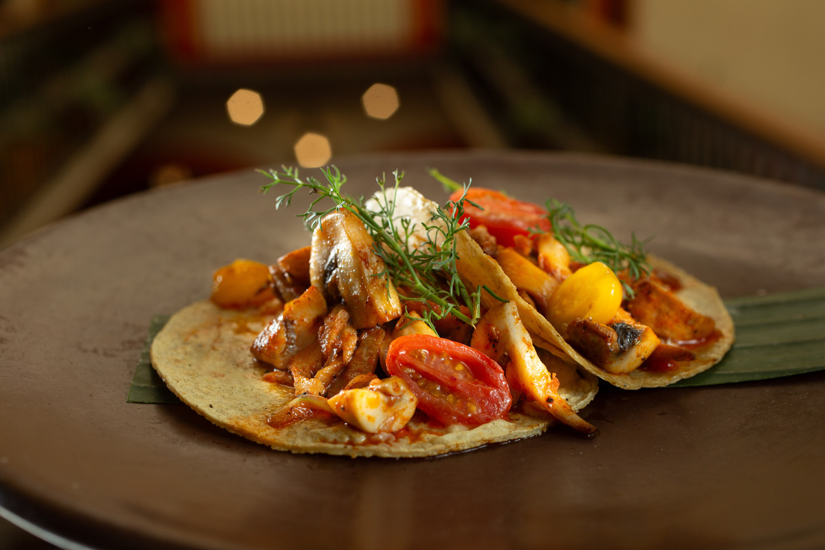 Tacos de hongos en adobo con guajillo  y pulque / Especial