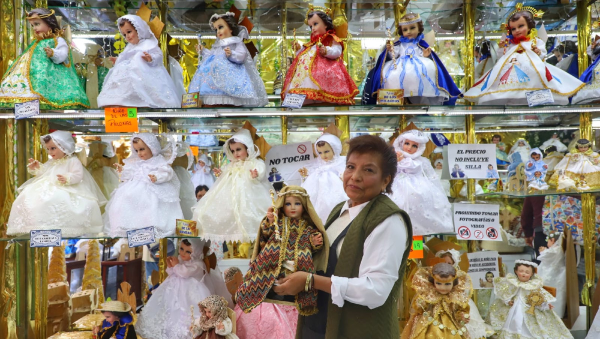 "Es una tradición que persiste con la fe"; venden vestuarios novedosos para los Niños Dios en Puebla capital | Melanie Torres