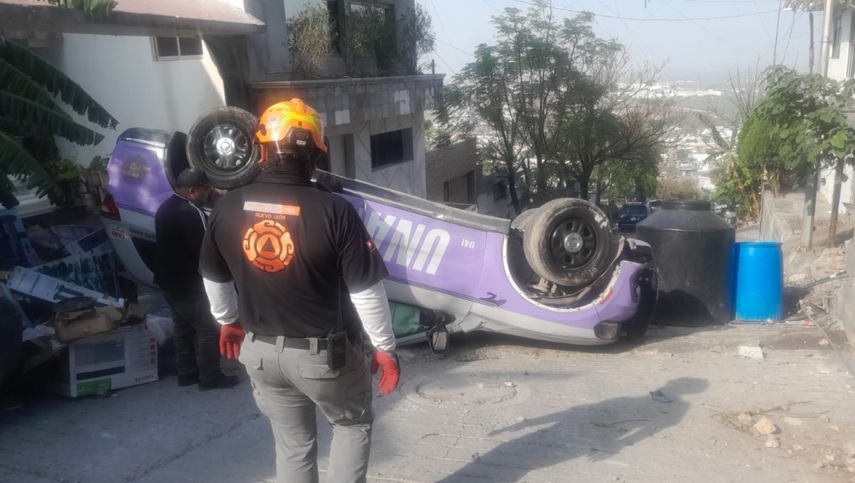 La volcadura de la patrulla ocurrió en la colonia Pedregal del Topo Chico. | Especial