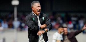 Ignacio Ambriz, entrenador del León durante su visita ante Pumas en partido de la Jornada 3 de la Liga MX.