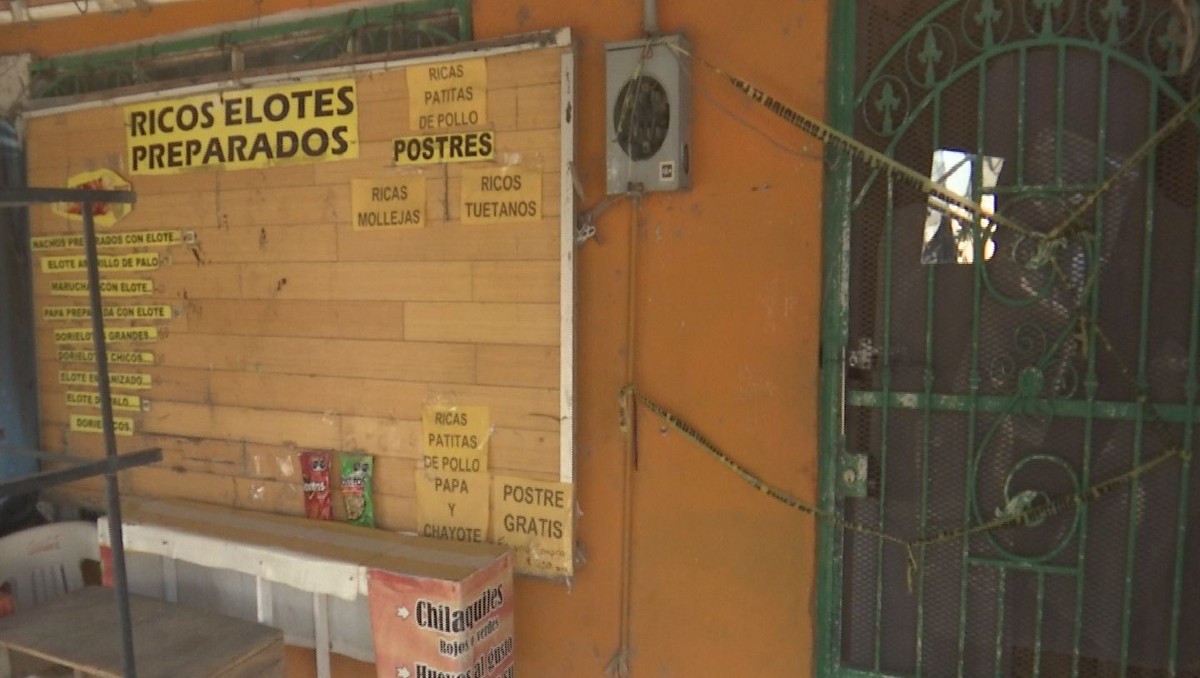 La mujer se encontraba preparando su puesto de elotes cuando fue agredida por su hijo. | Foto: Dany Béjar
