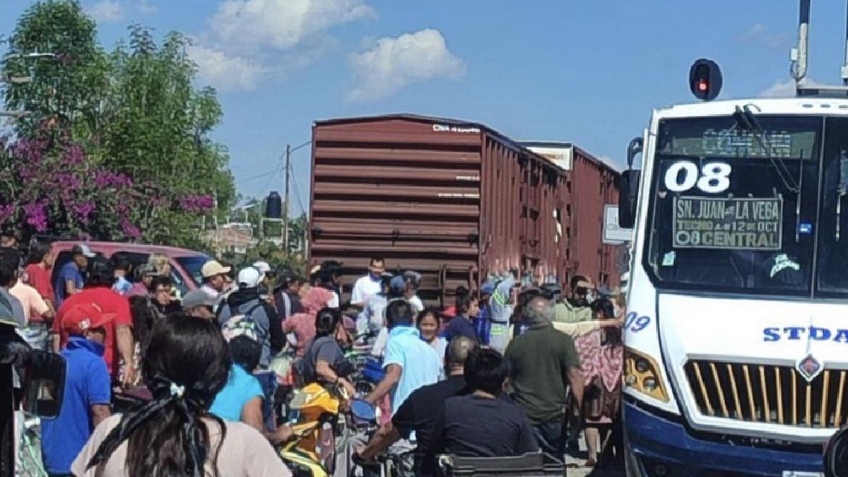 Personas que se encontraban en la zona, se acercaron para ayudar a los pasajeros luego del choque con el tren. Foto: Redes sociales.