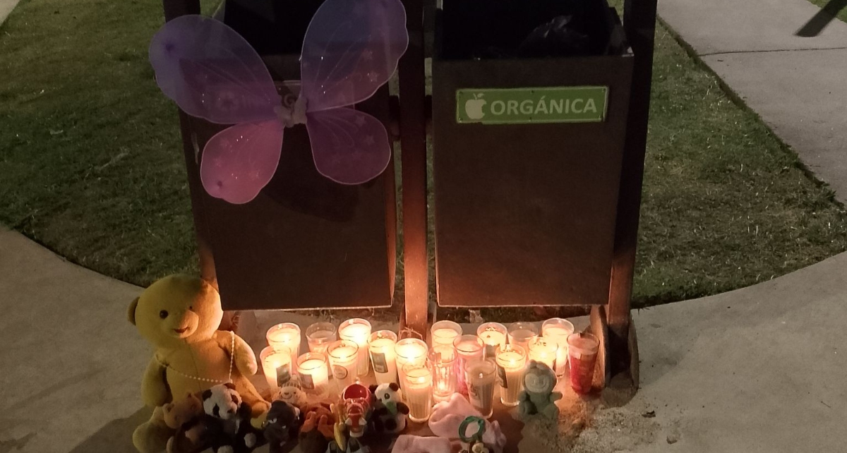 Vecinos limpiaron y adornaron el bote donde fue abandonado el cuerpo de la bebé (Foto: Redes Sociales)