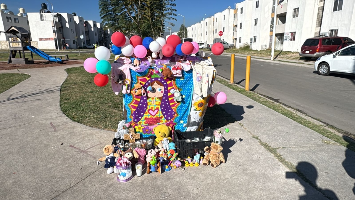 Vecinos han llevado juguetes y veladoras al sitio donde se encontró el cuerpo de la pequeña (Foto: Alan Castellanos)