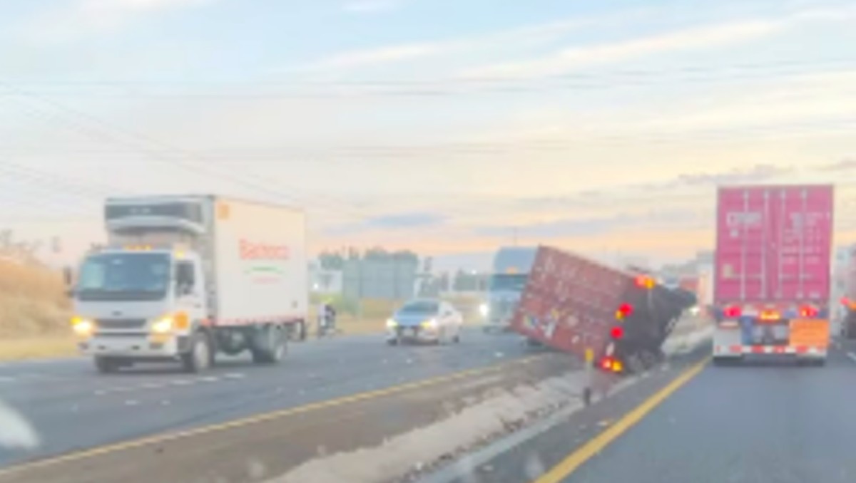 La volcadura movilizó de inmediato a cuerpos de emergencia y autoridades. | Especial