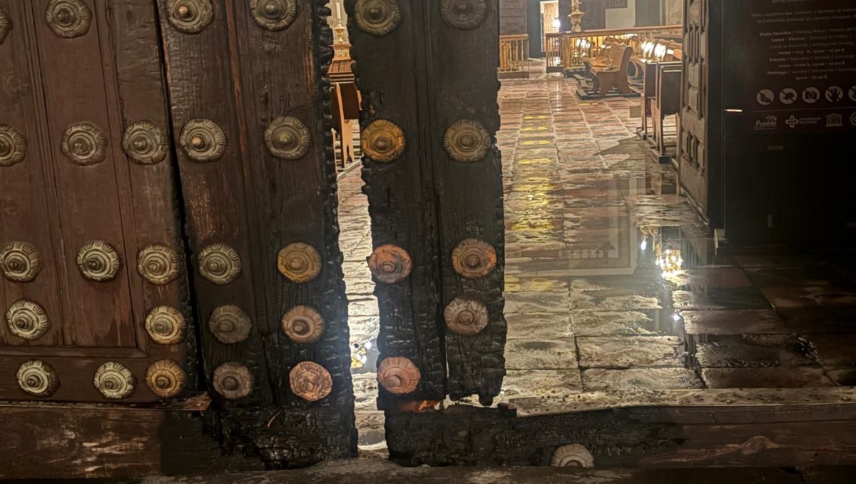Arquidiócesis de Puebla lamenta incendio en puertas de la catedral | Especial