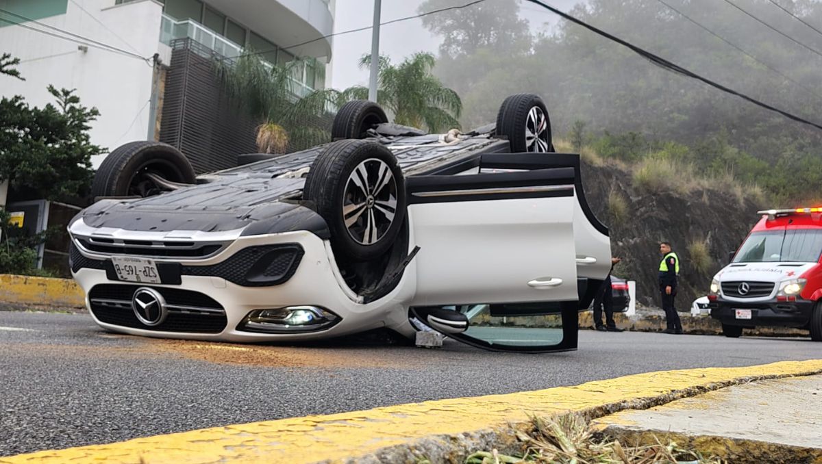 La camioneta tipo SUV Mercedes Benz GLA-200 terminó volcada sobre la vialidad. Agustín Martínez