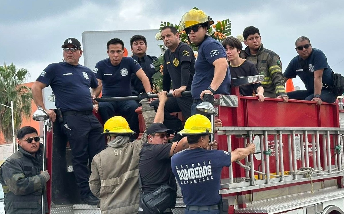 Caravana recorre las calles de Matamoros en honor a los tres bomberos fallecidos durante incendio en Maquiladora. | Redes
