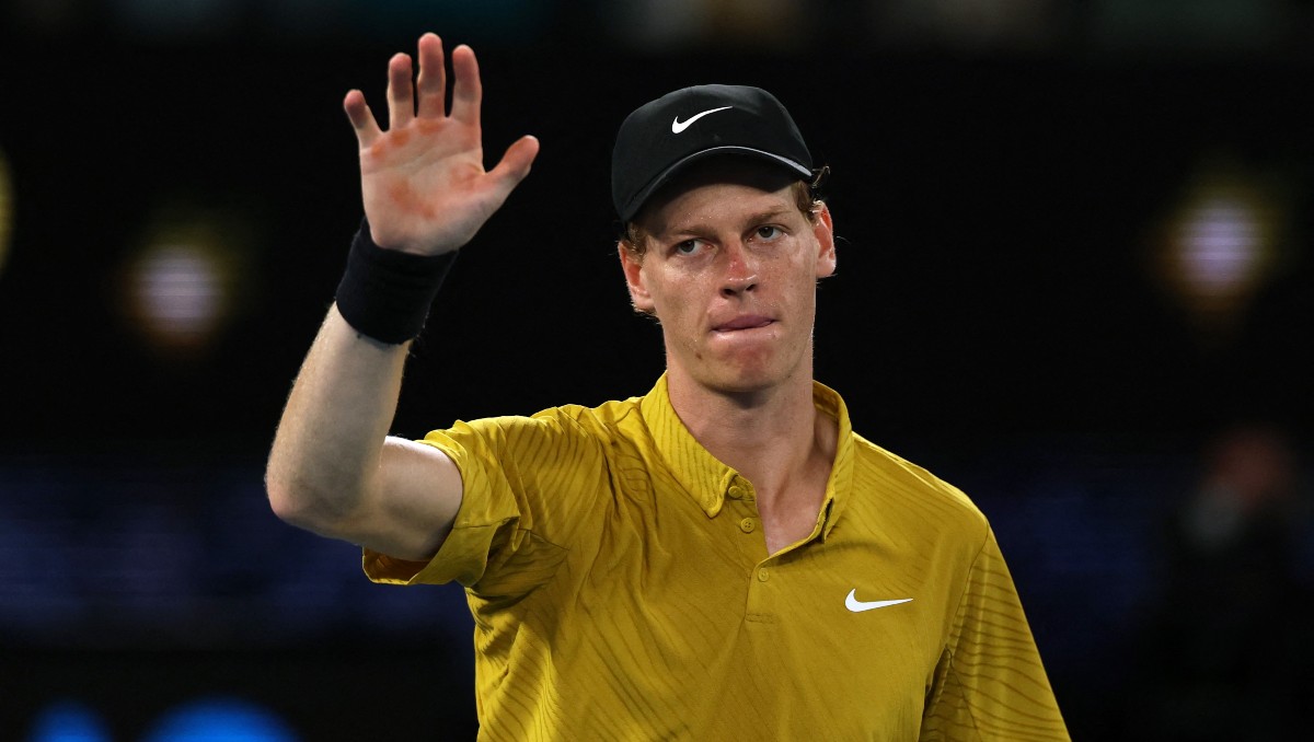 Sinner supera los calambres y el calor para continuar su defensa titular del Abierto de Australia