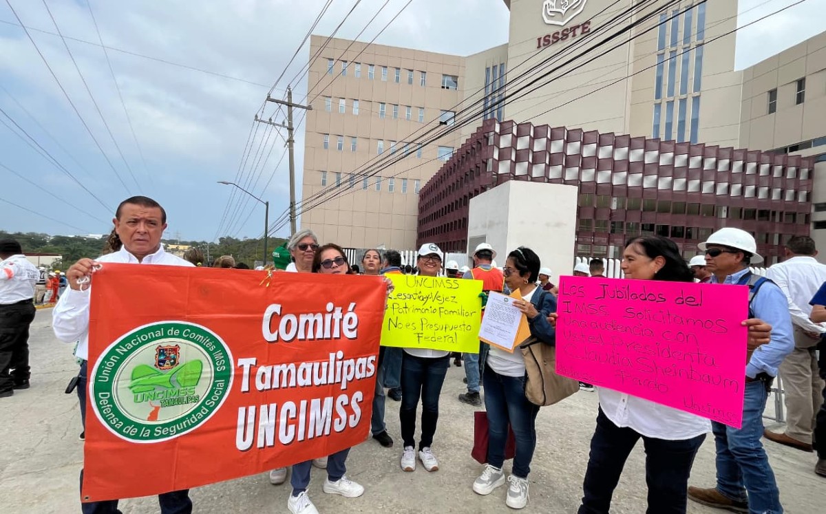 Jubilados del IMSS afuera del Hospital General del Issste de Tampico. | Yazmín Sánchez