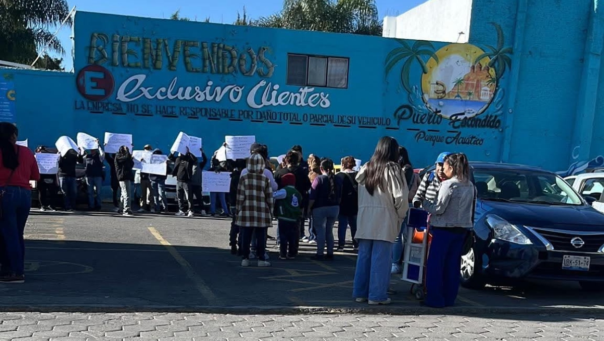 Presunto brote de sarampión causa manifestación en balneario de Puebla | Especial