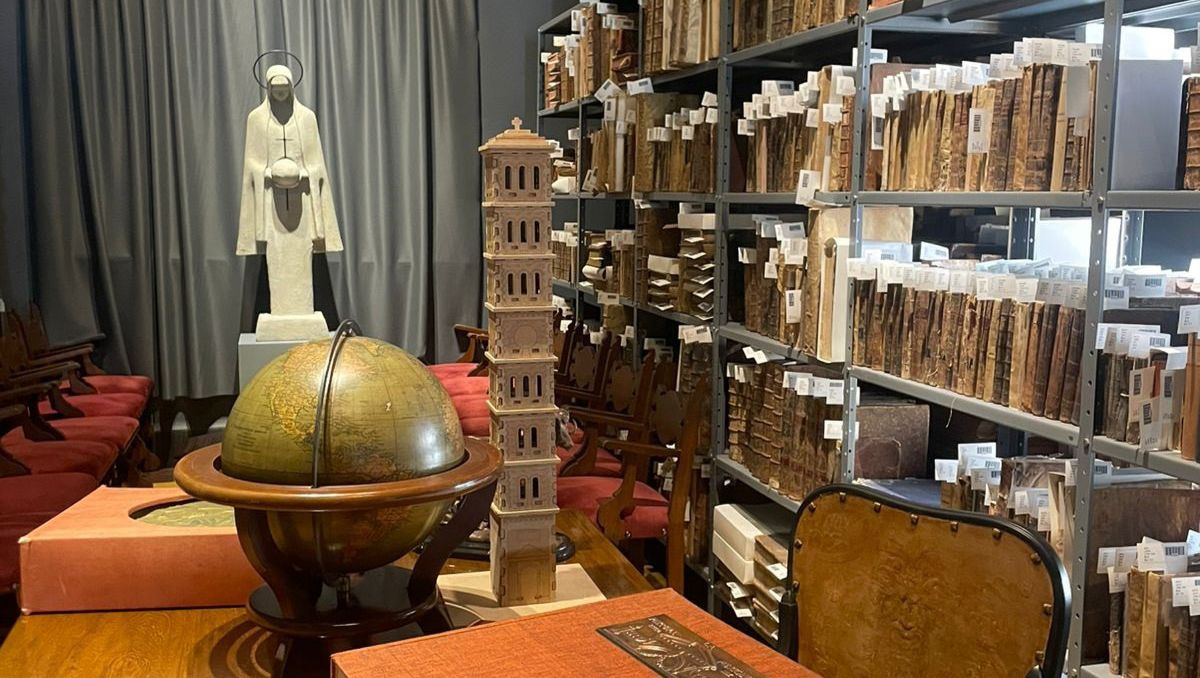 La responsable del centro cultural católico detalló cómo cuidan el acervo literario. Damaris González