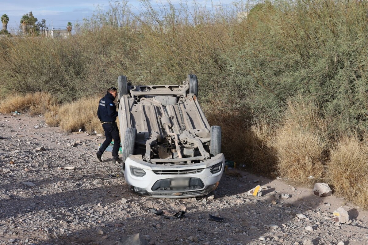 En Torreón, empleado ileso tras volcar camioneta de trabajo. | Verónica Rivera