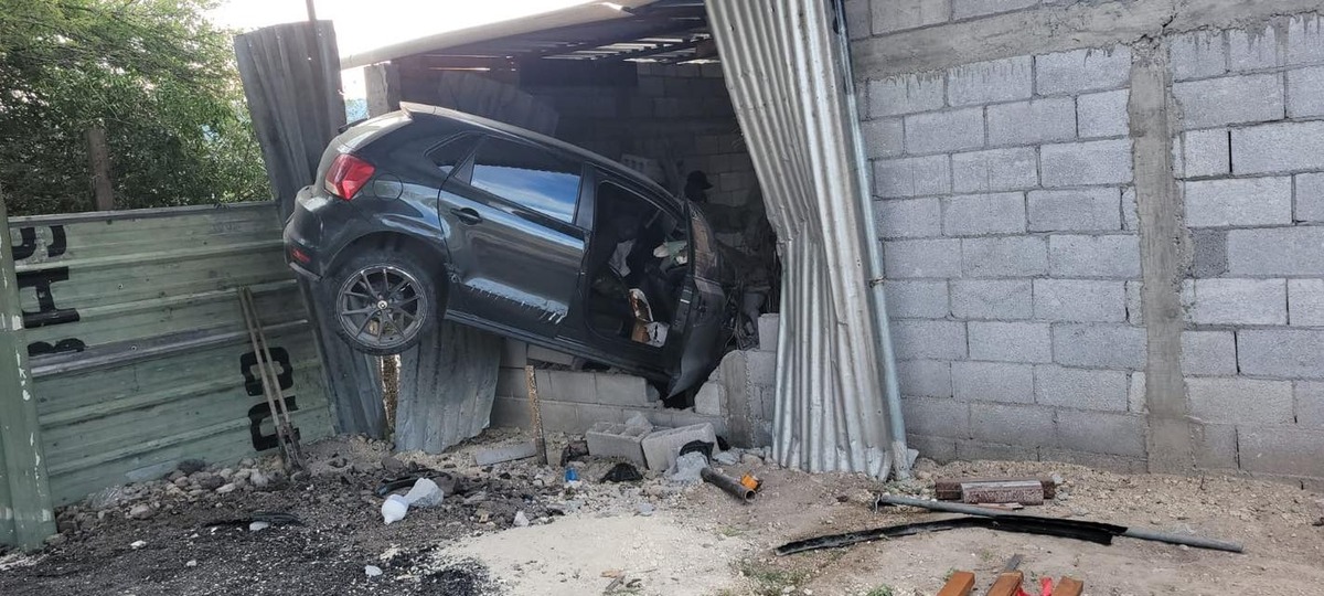 Accidente en Jaumave: auto se impacta contra vivienda en carretera 101