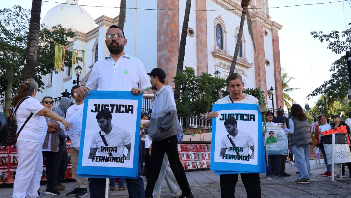 Con carteles, señalaron que Fernando Alan no merecía morir en una balacera en Culiacán. Foto: (Especial)