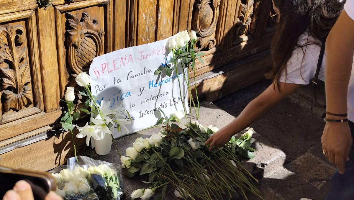 Colectivos colocaron flores y veladoras afuera del Palacio de Gobierno de Michoacán por el homicidio de la familia. Foto: (Especial)