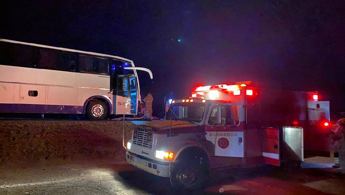 Un fatal accidente en la Carretera 57, tramo Querétaro-San Luis Potosí, dejó un conductor fallecido tras chocar su auto contra un autobús de turismo.
