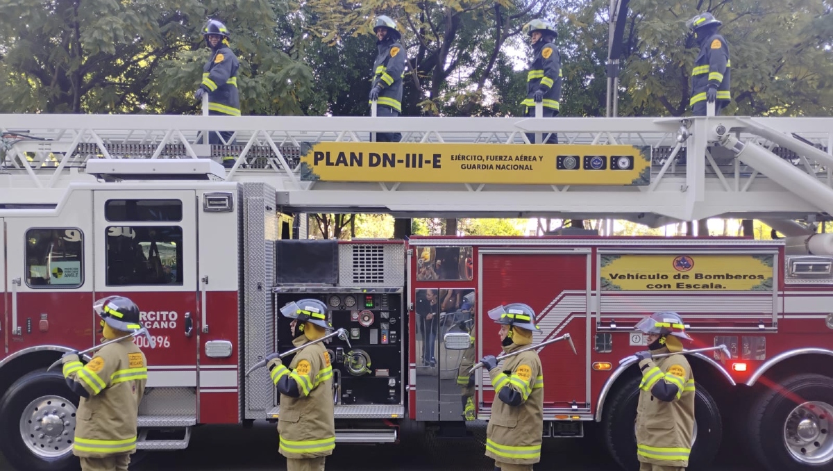 El Heroico Cuerpo de bomberos de la Ciudad de México desfiló por las calles de la capital. | Javier Ríos