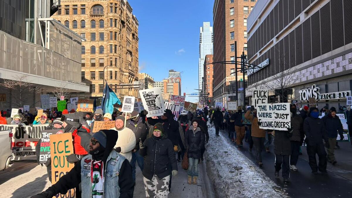 De "ama a tu prójimo" a "que se joda ICE": ciudadanos de EU protestan en el centro de Minneapolis