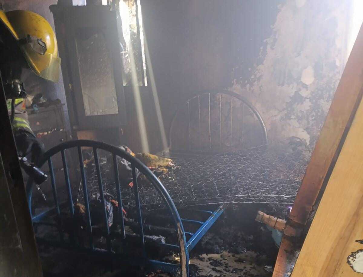 El incendio se concentró en una habitación y alcanzó paredes, muebles y prendas de vestir. | Especial
