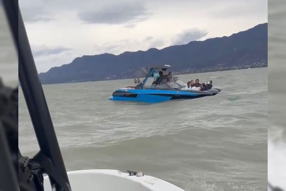 Los jóvenes se encontraron varados en medio del lago (Especial)