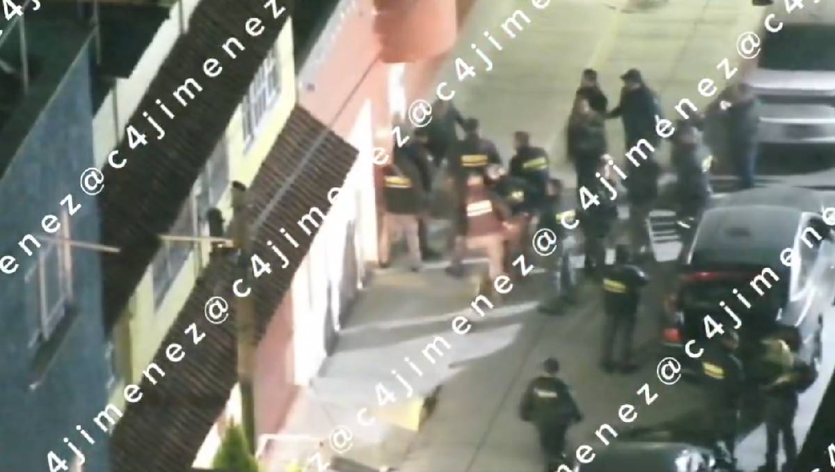 Agentes de la Fiscalía fuerzan entrada a casa de familiar de automovilista involucrada en el homicidio de un motociclista de Iztapalapa. (Especial)