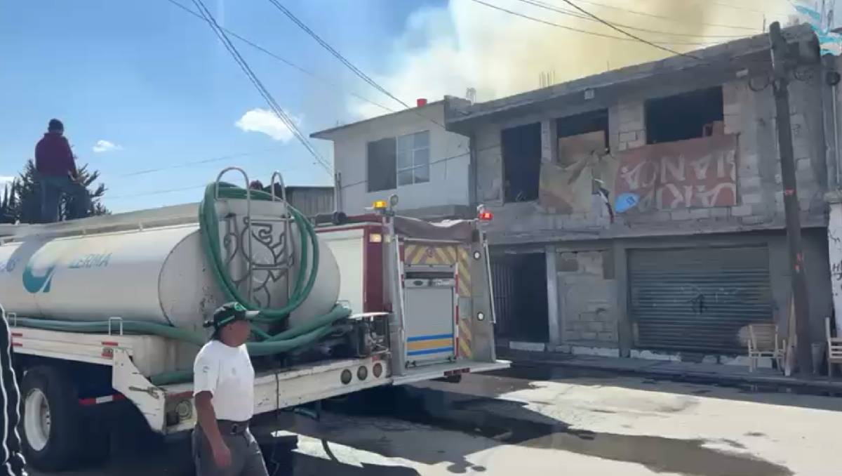 Con apoyo de pipas, bomberos extinguen incendio en maderería de Lerma. Foto: (Especial)