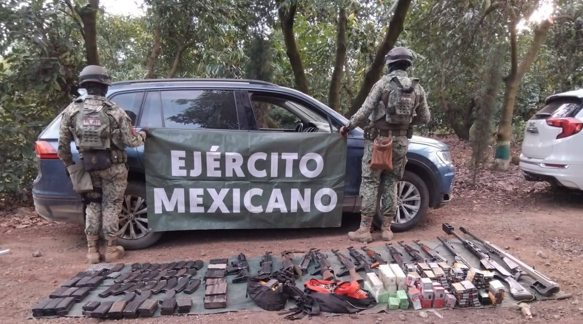Ejército Mexicano asegura al crimen armamento en Michoacán
