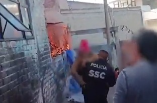 Con ayuda de un ciudadano, un oficial la cargó desde afuera de la casa