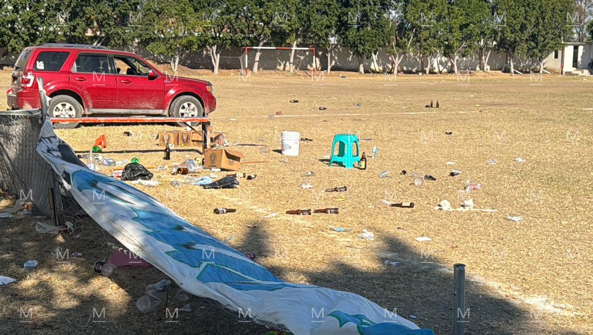 El campo de futbol de Loma de Flores, en Salamanca, muestra los rastros de la masacre. | Christian Ortiz.