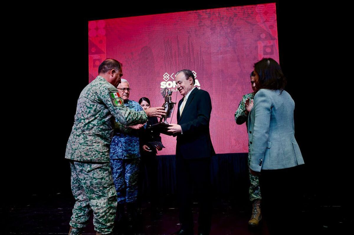 Colegio de la Defensa Nacional entrega reconocimiento a Alfonso Durazo. | Foto: Especial