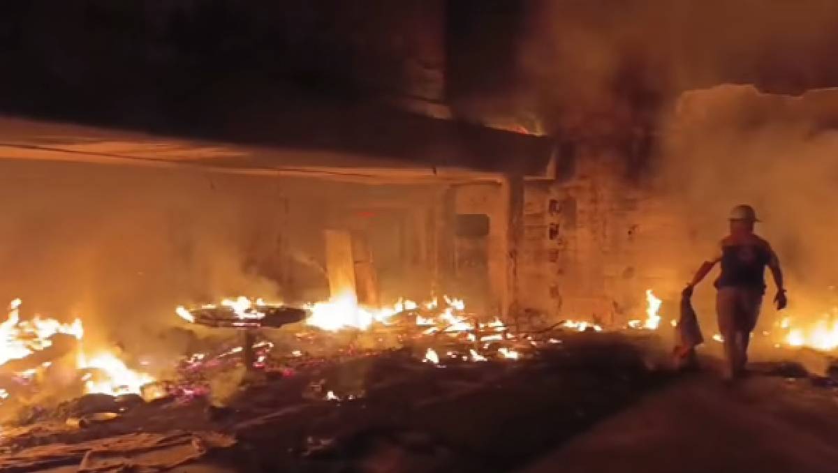 Combaten incendio en ex cine de Tlatelolco. Foto: (Especial)