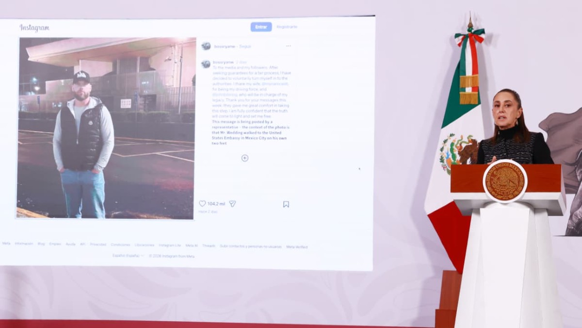 El propio detenido publicó su foto afuera de la embajada. | Especial