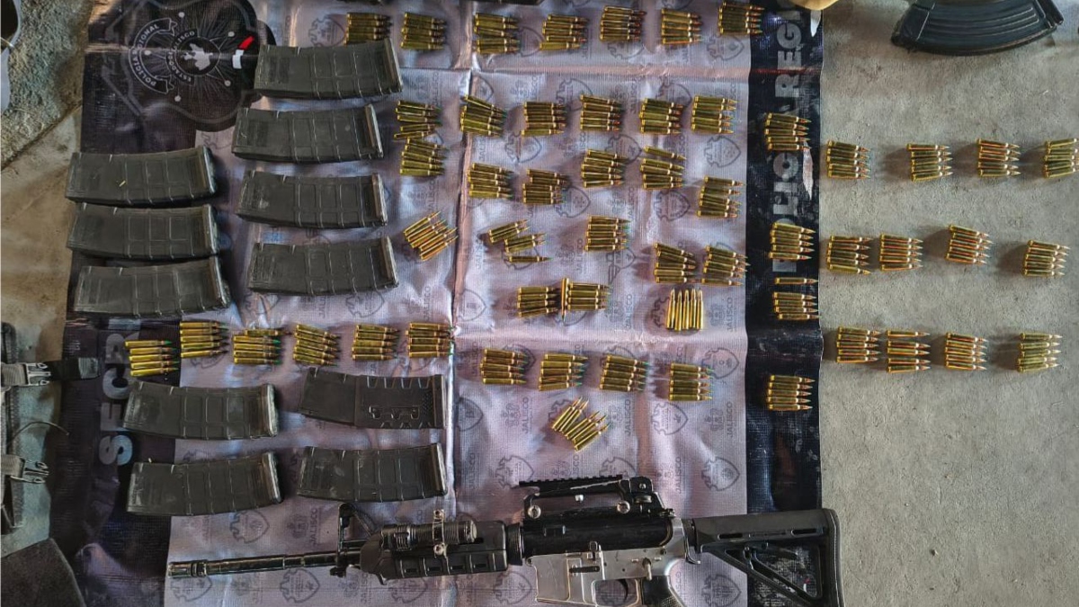 A los detenidos se les aseguraron distintas armas y cientos de cartuchos (Foto: Cortesía)