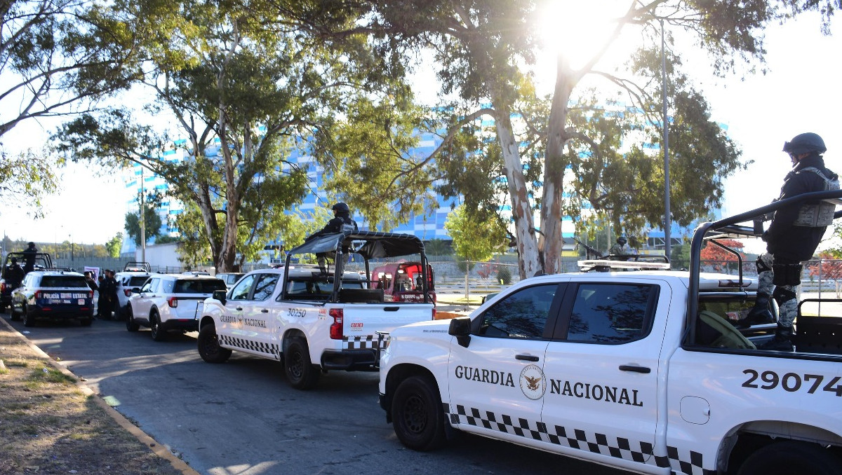 Elementos de seguridad en la zona de los estadios Cuauhtémoc y Hermanos Serdán en Puebla | Agencia Es Imagen