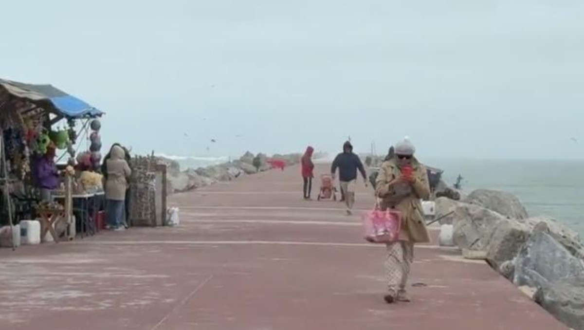 La escollera de playa Miramar estuvo cerrada por el fuerte oleaje. (Pablo Reyes)