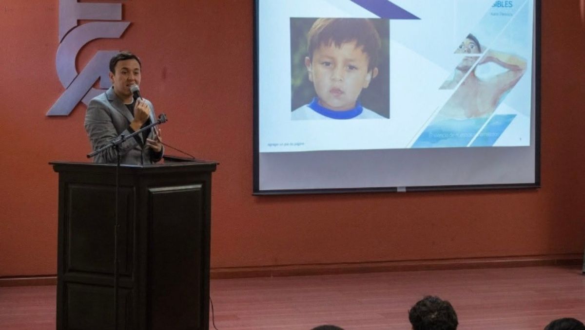 La historia de Aarón Pedraza, el primer enfermero sordo de México que logró escuchar con un implante coclear