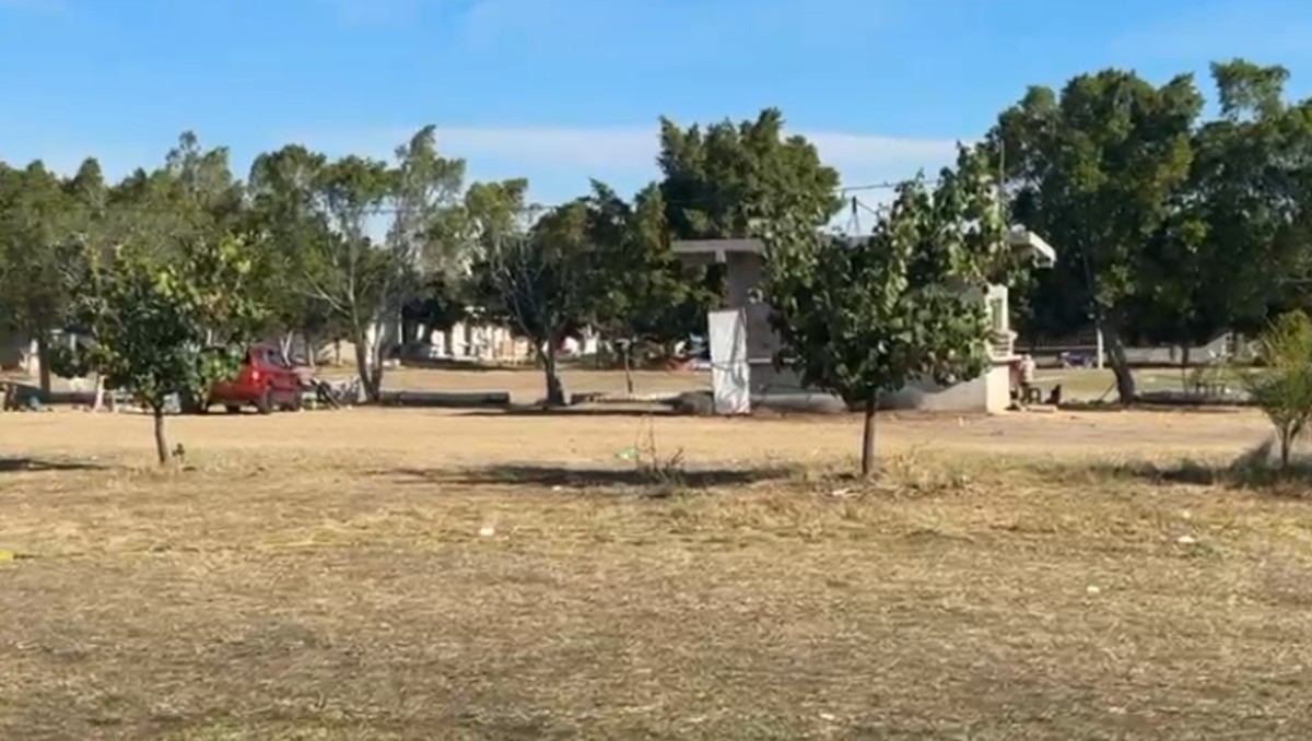 Entre manchas de sangre y comida, así quedó la cancha de Loma de Flores. | Christian Ortiz
