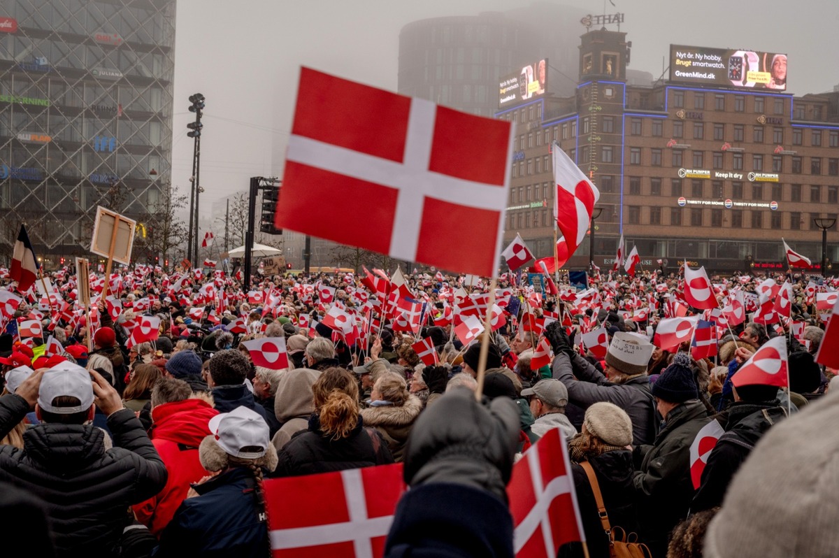 Miles de ciudadanos daneses protestan en Copenhague, enero de 2026. | Foto: Hilary Swift/Los New York Times
