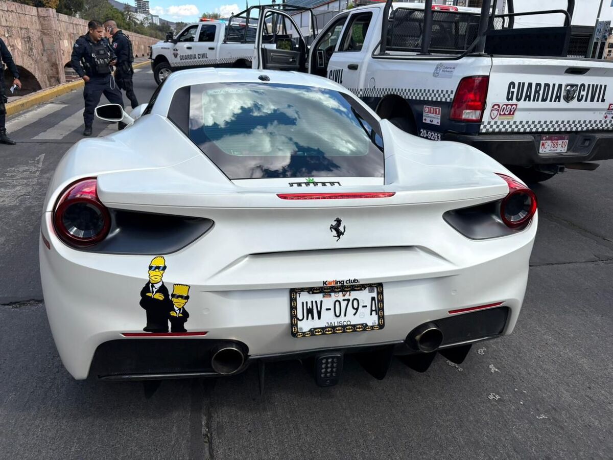 En Michoacán, detienen a pareja con Ferrari robado en EU