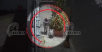 Según el periodista Carlos Jiménez, menciona que el hombre está relacionado con la santería.