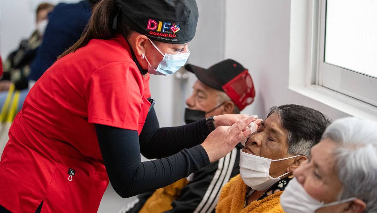 El personal médico trabajó por más de 12 horas diarias para devolverle mejorar la vista de 400 pacientes. Foto: (Especial)