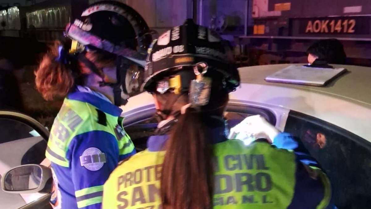 El accidente dejó dos adultos mayores lesionados. Foto: Especial